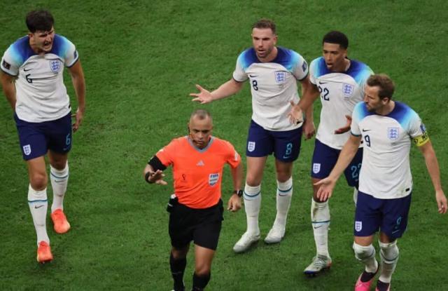 开云体育网址-欧洲杯新规严禁“围攻”裁判：队长沟通，违者染黄