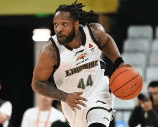 威尔斯半场12中8,得到18分3篮板1助攻1抢断